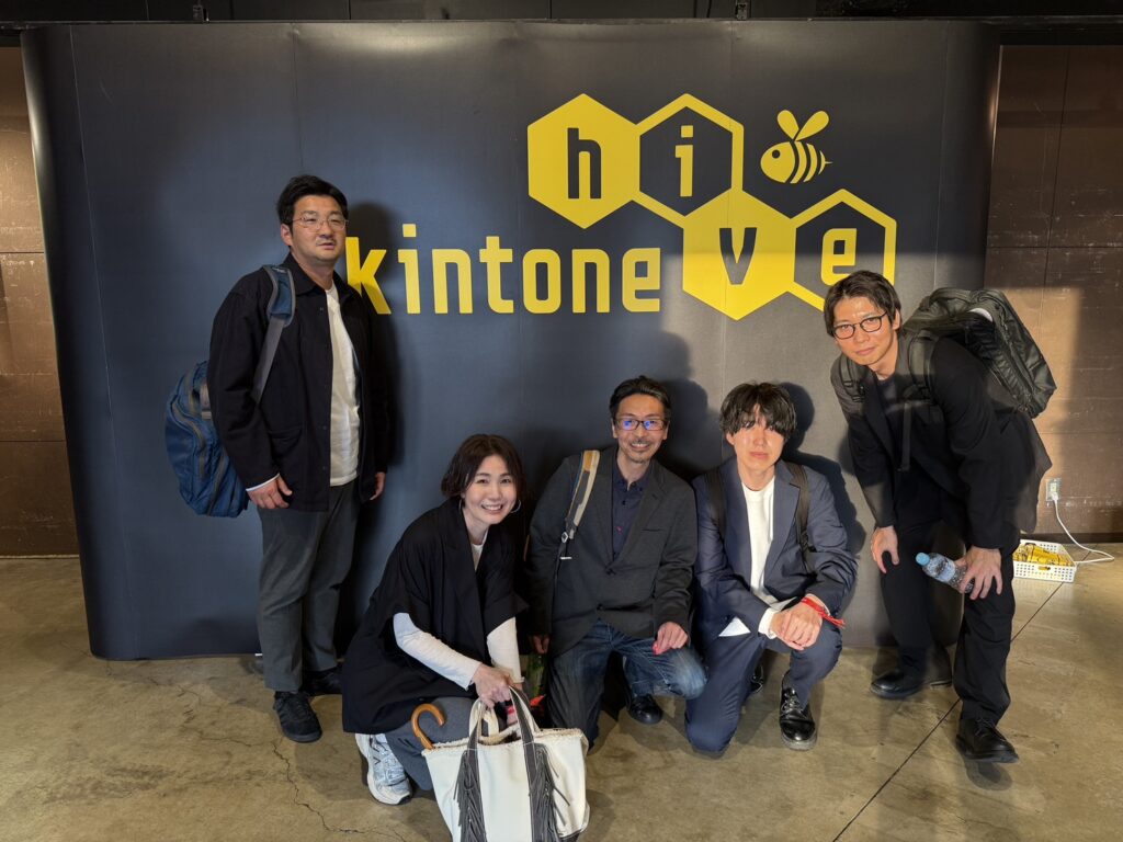 kintone hive名古屋の入口でスタッフ集合写真を撮影
