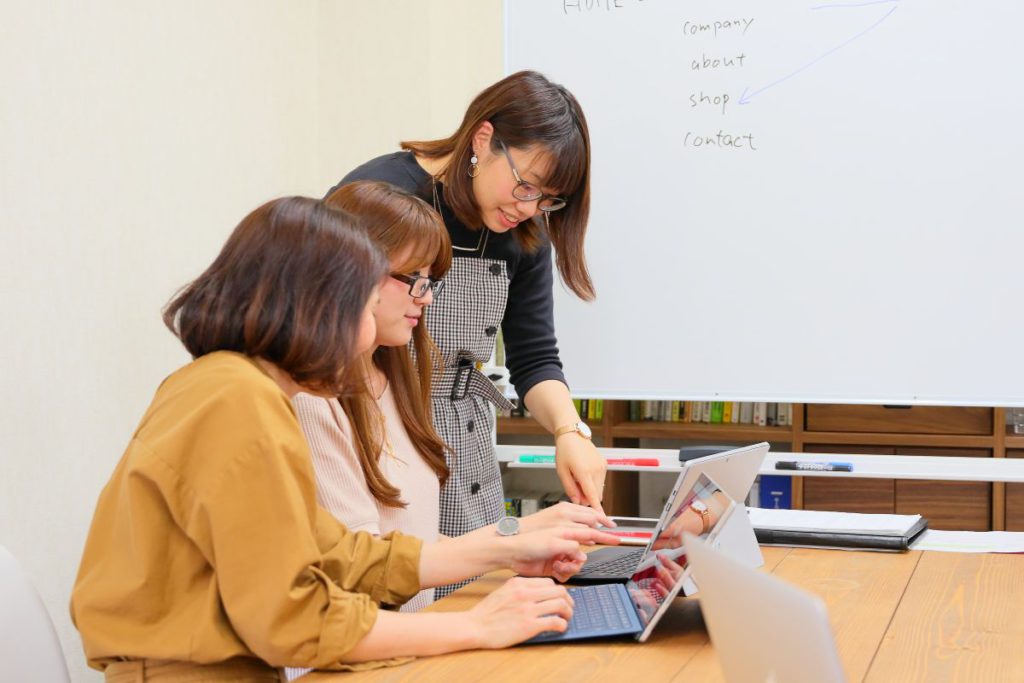 WEB事業部の打合せ風景1