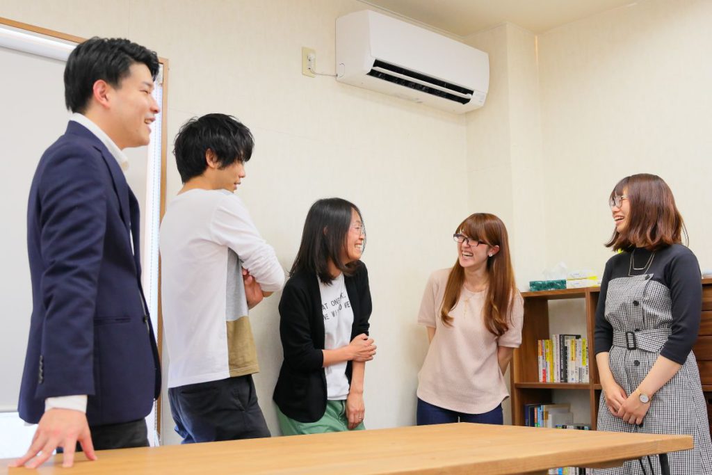 社員の談笑風景