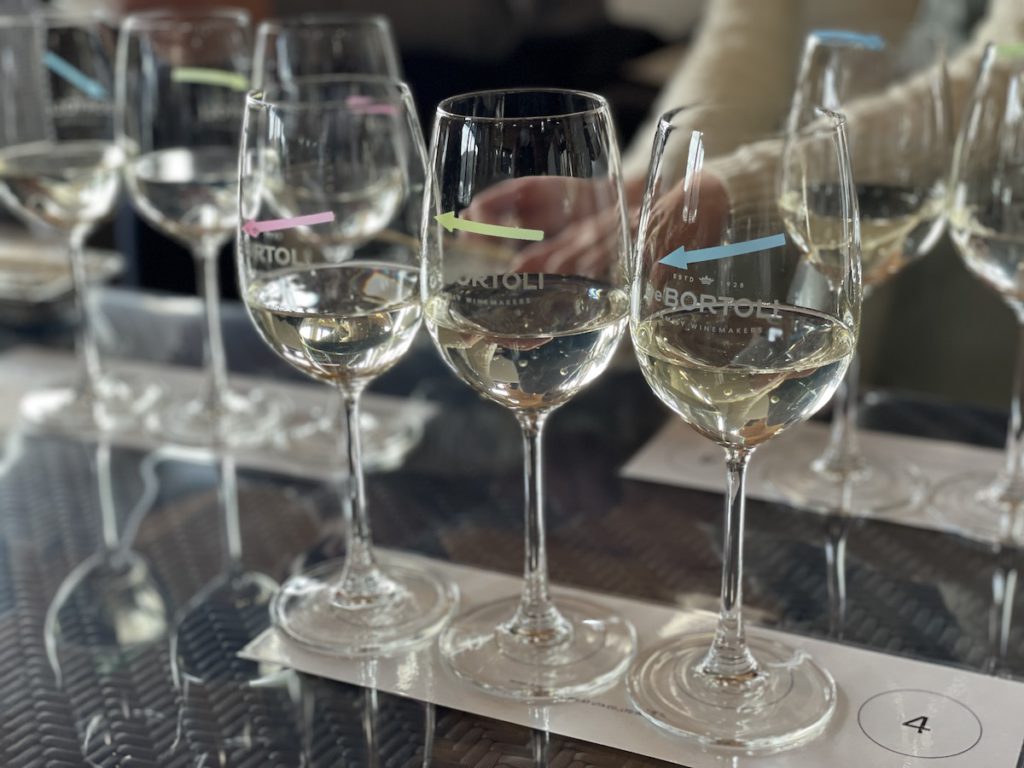 日本酒がはいったワイングラスが並ぶ写真