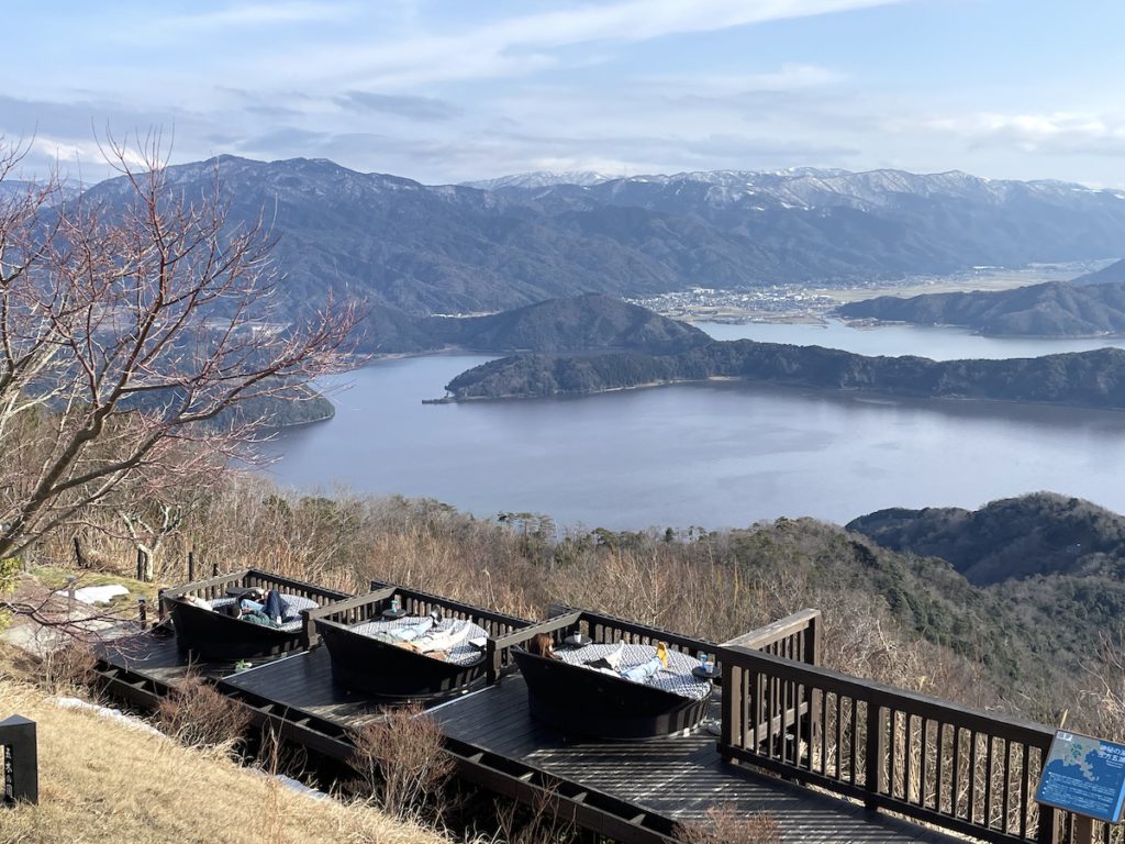 山頂から見た三方五湖の写真