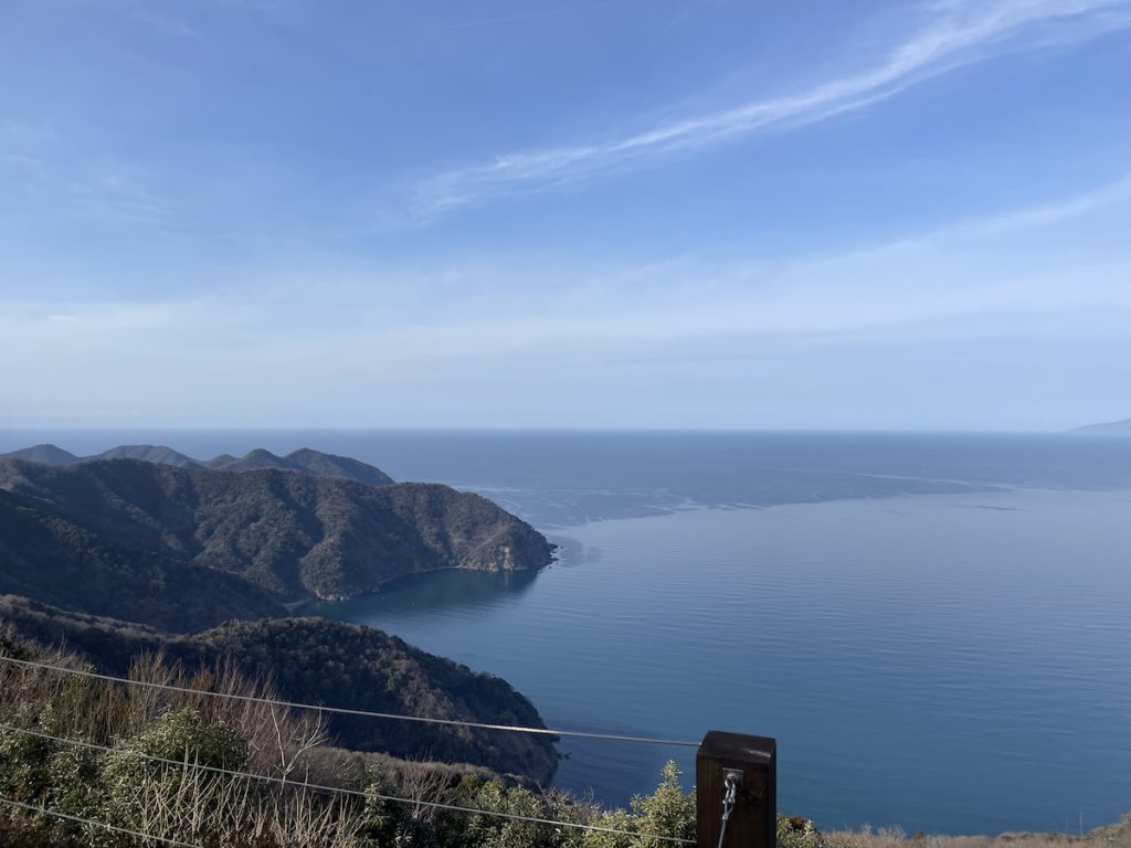 山頂から見た日本海側の写真