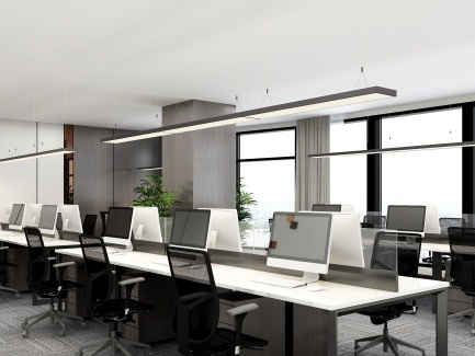 パソコンが並んだオフィスの写真