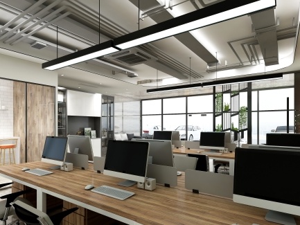 パソコンが並んだオフィスの写真