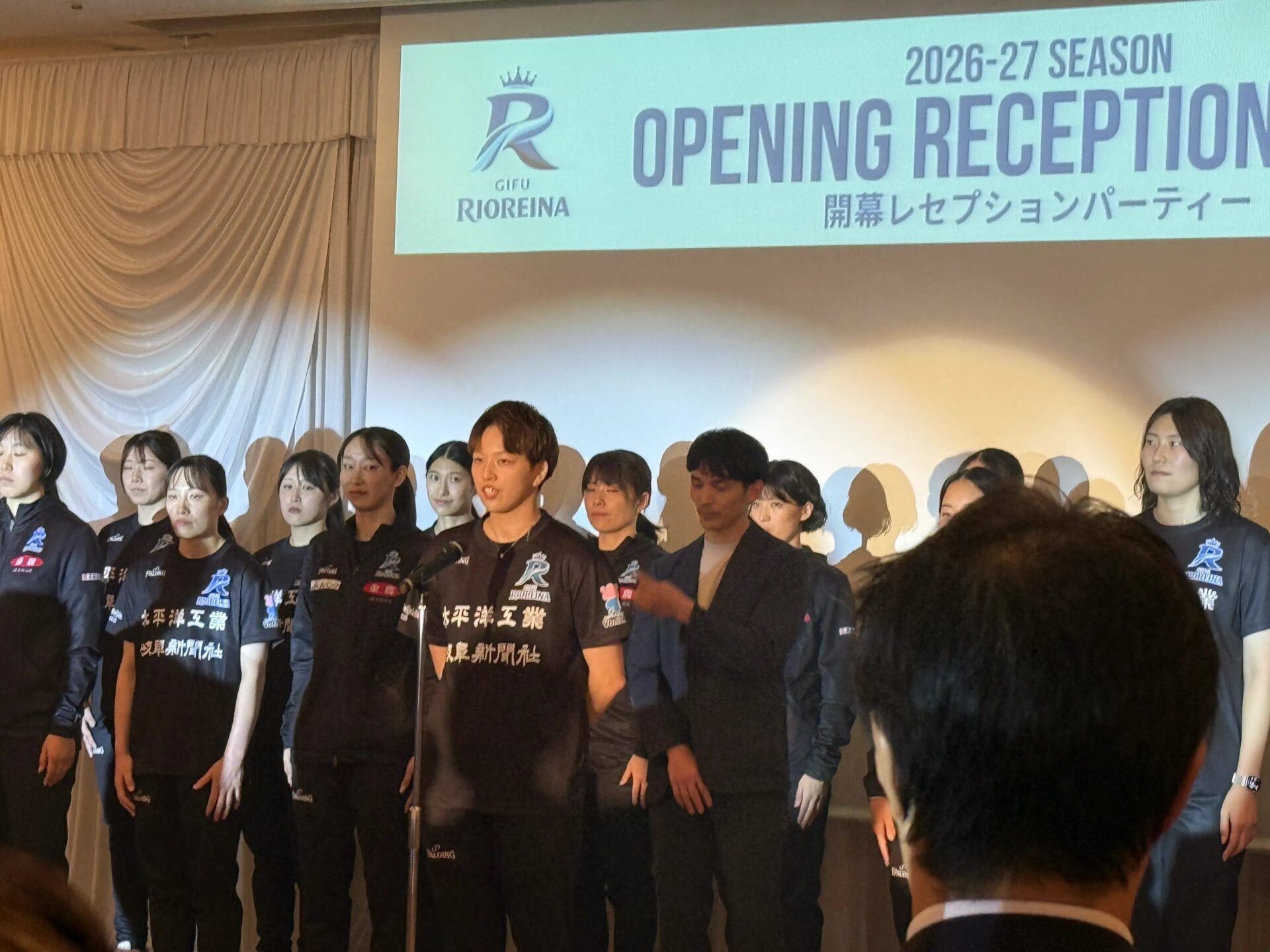 監督・選手が登壇し挨拶する様子